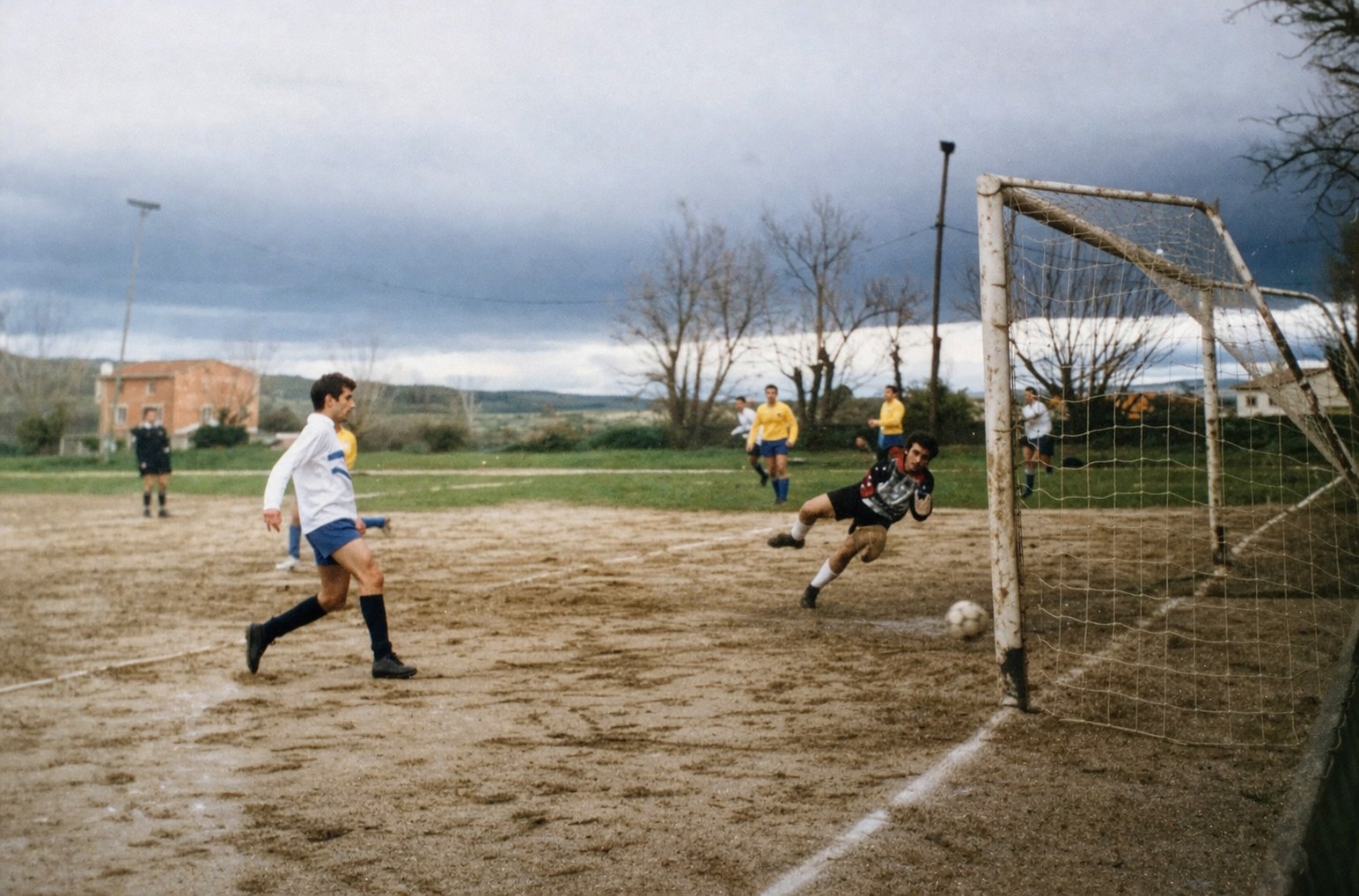 Carlos Hernández Jomeini marca el último gol del Atlético Candeleda en el Campo Cantalejo el 19 de marzo de 1995
